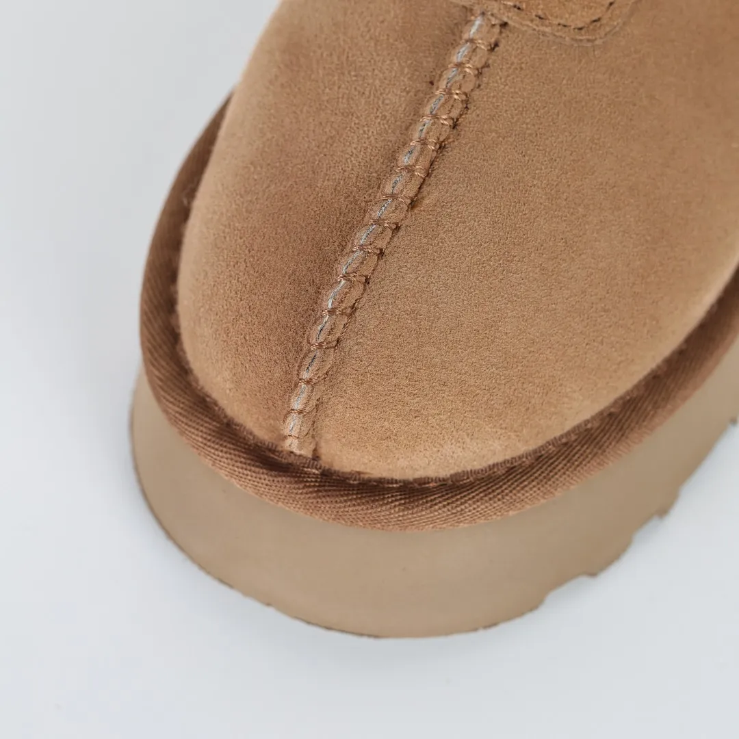 Pick up locally 💰580 The core recommendation is good price UGG Tazite slip-on lazy thick-soled slippers Maroon Xiaohongshu hot model Henan Longfeng leather production Sheepskin and wool integrated Top quality in the market 2-3 cm cashmere insole to keep warm in winter and suitable for home use UUG has launched a style series in the new year, which is partially geared towards the preferences of young consumers. It has also moved to the forefront of fashion trends. Shoe body material Water-repellent coated suede upper 17mm UGGPURE™ implanted wool insole Lightweight non-slip comfortable rubber outsole Brand LOGO Trademark Comes with full packaging Size: 35 36 37 38 39 40